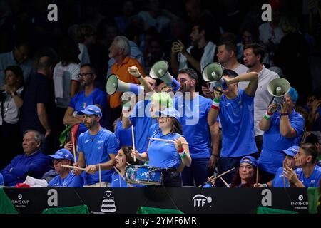 Malaga, Espagne, 21, novembre 2024. Fans italiens en quart de finale Coupe Davis finale 8 match simple 1. Crédit : Vicente Vidal Fernandez/Alamy Live News Banque D'Images