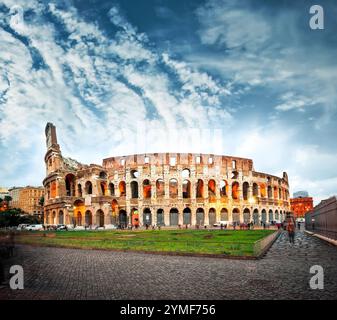 Colisée est l'une des attractions touristiques les plus populaires de Rome, l'Italie Banque D'Images