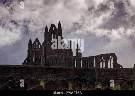 Silhouette de Whitby Abbey ruines contre un ciel orageux. Banque D'Images