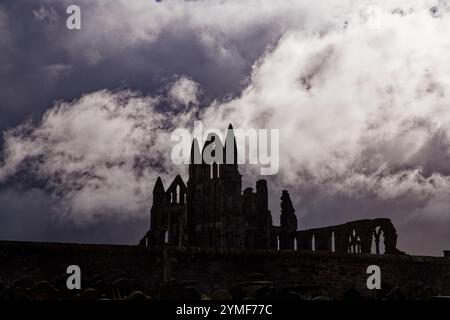 Silhouette de Whitby Abbey ruines contre un ciel orageux. Banque D'Images