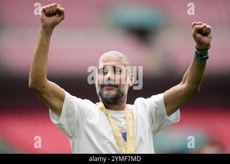 Photo du dossier datée du 10/08/24 du directeur de Manchester City Pep Guardiola. Le manager de Manchester City, Pep Guardiola, a signé un nouveau contrat de deux ans, ont annoncé les champions de la premier League. Date d'émission : jeudi 21 novembre 2024. Banque D'Images