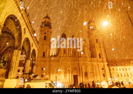 Flockenwirbel am Odeonsplatz, Schneeflocken vor Theatinerkirche und Feldherrnhalle, Wintereinbruch, München, 21. Novembre 2024 Deutschland, München, 21.11.2024, Odeonsplatz im Flockenwirbel, Schneeflocken vor Theatinerkirche und Feldherrnhalle, Starker Schneefall setzt um 18:30 in der Altstadt ein, Donnerstagabend, anhaltender Schneefall für die Nacht vorhergesagt, Weihnachtszeit, Adventszeit, Winterwetter, Wintereinbruch, novembre 2024, Herbst, hiver, Bayern, bayerisch, *** tourbillon de flocons à Odeonsplatz, flocons de neige devant l'église théatine et Feldherrnhalle, début de l'hiver, Munich, nov Banque D'Images