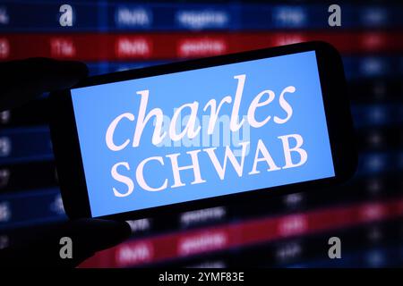 Dans cette illustration photo, le logo de la société Charles Schwab est affiché sur un écran de smartphone. Banque D'Images