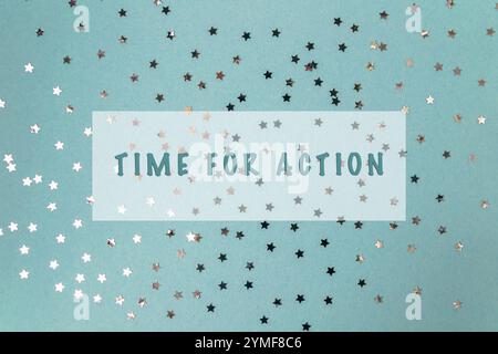 L'image est un arrière-plan rempli d'étoiles avec les mots Time for action écrits au premier plan. Le concept de l'image est d'inspirer l'action et moti Banque D'Images