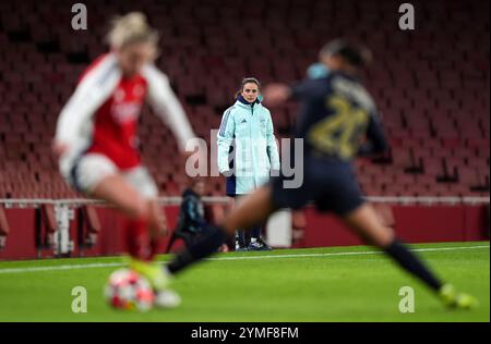 Renee Slegers, l'entraîneur par intérim d'Arsenal, sur la ligne de touche lors du match de l'UEFA Women's Champions League à l'Emirates Stadium, Londres. Date de la photo : date de la photo : jeudi 21 novembre 2024. Banque D'Images