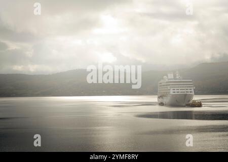 Saguenay, Québec, Canada - 8 octobre 2024 : bateau de croisière Océanie, Nautica, ancré sur la rivière Saguenay, offre le transport de passagers à terre. Banque D'Images