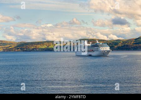 Saguenay, Québec, Canada - 8 octobre 2024 : bateau de croisière Océanie, Nautica, ancré sur la rivière Saguenay, offre le transport de passagers à terre. Banque D'Images