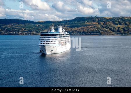 Saguenay, Québec, Canada - 8 octobre 2024 : bateau de croisière Océanie, Nautica, ancré sur la rivière Saguenay, offre le transport de passagers à terre. Banque D'Images