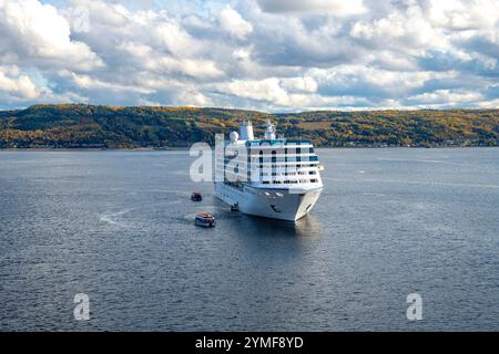 Saguenay, Québec, Canada - 8 octobre 2024 : bateau de croisière Océanie, Nautica, ancré sur la rivière Saguenay, offre le transport de passagers à terre. Banque D'Images