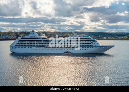 Saguenay, Québec, Canada - 8 octobre 2024 : bateau de croisière Océanie, Nautica, ancré sur la rivière Saguenay, offre le transport de passagers à terre. Banque D'Images