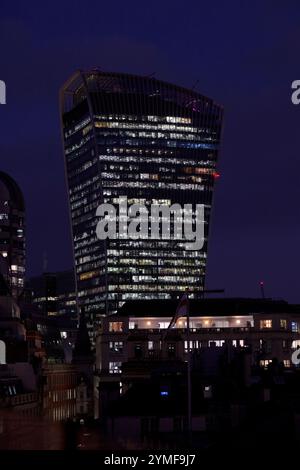 La vue depuis le Ned Hotel à Londres sur St Pauls, l'hôtel de ville et divers monuments emblématiques de londres, y compris le Shard. Plus tard après-midi d'hiver dans l'obscurité Banque D'Images