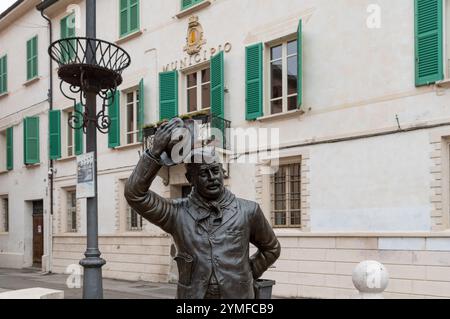 Brescello, Italie (8 novembre 2024) - la statue représentant le personnage de cinéma Peppone devant le bâtiment de la mairie Banque D'Images