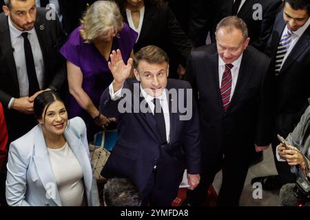Valparaiso, Chili. 21 novembre 2024. Le président français Emmanuel Macron fait ses adieux après sa visite au Congrès chilien. Le président français Emmanuel Macron visite le Congrès national chilien dans la ville de Valparaíso, au Chili. Participation à une séance conjointe entre le Sénat et la Chambre des députés. Crédit : SOPA images Limited/Alamy Live News Banque D'Images