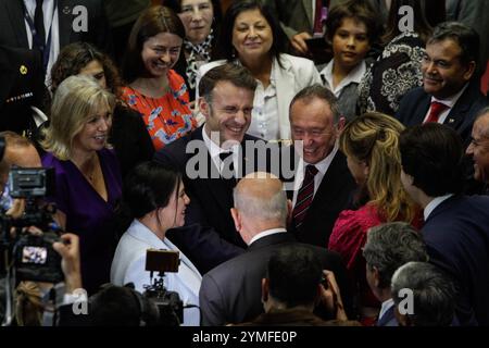 Valparaiso, Chili. 21 novembre 2024. Le président français Emmanuel Macron (au centre) s’adresse aux parlementaires alors qu’il se tient aux côtés du président du Sénat chilien José García Ruminot (à droite) et du président de la Chambre des députés Karol Cariola (à gauche) lors de sa visite au Congrès chilien. Le président français Emmanuel Macron visite le Congrès national chilien dans la ville de Valparaíso, au Chili. Participation à une séance conjointe entre le Sénat et la Chambre des députés. (Photo de Cristobal Basaure Araya/SOPA images/Sipa USA) crédit : Sipa USA/Alamy Live News Banque D'Images