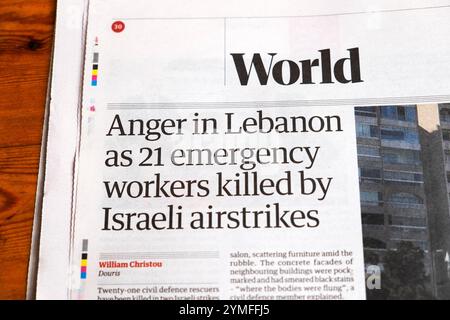 "Colère au Liban alors que 21 travailleurs des secours sont tués par des frappes aériennes israéliennes" le journal Guardian titre Israël Beyrouth article de guerre 16 novembre 2024 Royaume-Uni Banque D'Images