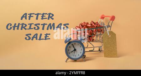 Chariot avec une horloge sur elle et une étiquette qui dit après la vente de Noël. L'horloge est réglée sur l'heure de la vente Banque D'Images