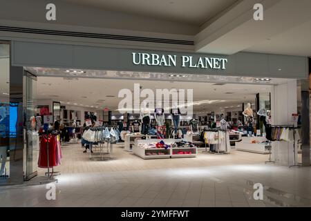 East Rutherford, NJ, USA - 16 août 2022 : un magasin de vêtements Urban Planet un centre commercial à East Rutherford, NJ, USA. Banque D'Images