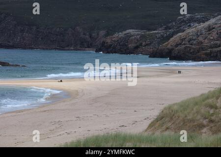 Sandwood Bay est une large bande de sable sauvage et pittoresque, soutenue par des dunes et un loch d'eau douce et encadrée par de hautes falaises sur la côte nord-ouest Banque D'Images