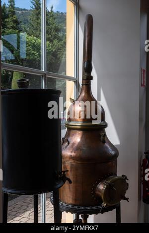 Cuves de distillation en cuivre, production de parfum classique à partir d'ingrédients naturels en Provence, usine de parfum à Grass ou Eze, côte d'Azur, gros plan Banque D'Images