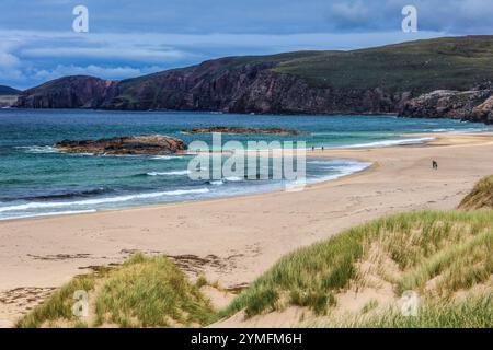 Sandwood Bay est une large bande de sable sauvage et pittoresque, soutenue par des dunes et un loch d'eau douce et encadrée par de hautes falaises sur la côte nord-ouest Banque D'Images