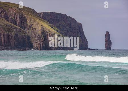 Sandwood Bay est une large bande de sable sauvage et pittoresque, soutenue par des dunes et un loch d'eau douce et encadrée par de hautes falaises sur la côte nord-ouest Banque D'Images