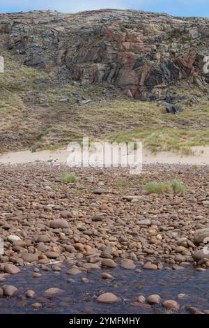 Sandwood Bay est une large bande de sable sauvage et pittoresque, soutenue par des dunes et un loch d'eau douce et encadrée par de hautes falaises sur la côte nord-ouest Banque D'Images