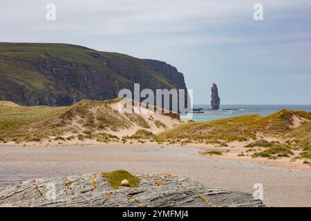 Sandwood Bay est une large bande de sable sauvage et pittoresque, soutenue par des dunes et un loch d'eau douce et encadrée par de hautes falaises sur la côte nord-ouest Banque D'Images