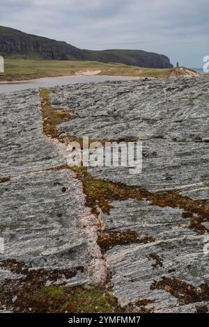 Sandwood Bay est une large bande de sable sauvage et pittoresque, soutenue par des dunes et un loch d'eau douce et encadrée par de hautes falaises sur la côte nord-ouest Banque D'Images