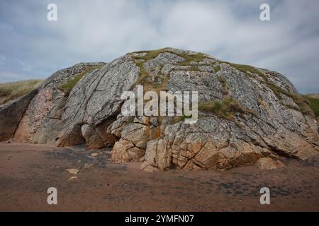 Sandwood Bay est une large bande de sable sauvage et pittoresque, soutenue par des dunes et un loch d'eau douce et encadrée par de hautes falaises sur la côte nord-ouest Banque D'Images