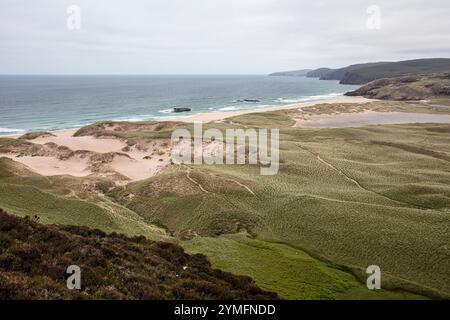 Sandwood Bay est une large bande de sable sauvage et pittoresque, soutenue par des dunes et un loch d'eau douce et encadrée par de hautes falaises sur la côte nord-ouest Banque D'Images