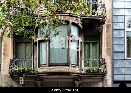 Grande fenêtre alcôve avec deux balcons des deux côtés contre un mur beige. De la série Windows of the World. Banque D'Images