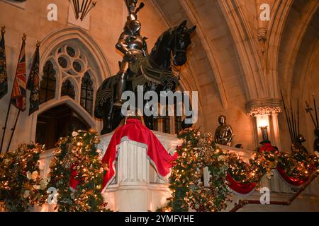 Château de Windsor, Royaume-Uni 21 novembre 2024. De magnifiques expositions de Noël accueillent les visiteurs des appartements officiels du château de Windsor. Le point culminant de l'exposition de cette année sont le sapin Nordmann de 20 pieds dans le St George's Hall et un sapin de Noël magnifiquement décoré dans le salon Crimson Drawing Room Banque D'Images