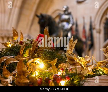 Château de Windsor, Royaume-Uni 21 novembre 2024. De magnifiques expositions de Noël accueillent les visiteurs des appartements officiels du château de Windsor. Le point culminant de l'exposition de cette année sont le sapin Nordmann de 20 pieds dans le St George's Hall et un sapin de Noël magnifiquement décoré dans le salon Crimson Drawing Room Banque D'Images