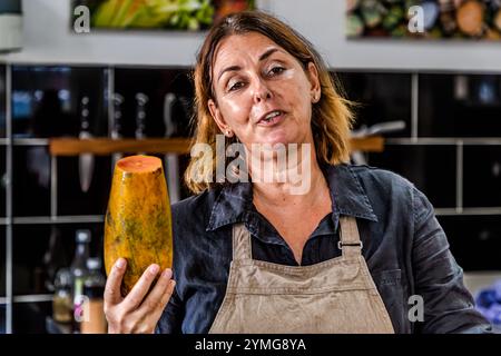 Atelier de cuisine caribéenne avec le chef Helmi Smeulders. Les graines de la papaye orange, qui ont un goût de raifort, sont également comestibles. Djonora Marthaweg, Willemstad, Curaçao, Kòrsou Banque D'Images