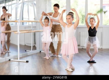 Les petites filles apprennent divers mouvements de danse et de ballet en studio Banque D'Images