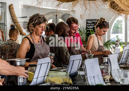 Les participants assistent à l'atelier culinaire "Saveurs caribéennes modernes" animé par la chef et avocate Helmi Smeulders. Elle enseigne la cuisine caribéenne moderne dans son école de cuisine au Djonora Marthaweg, Willemstad, Curaçao. Banque D'Images