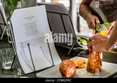 Préparation d’une salade sur patates douces dans l’atelier de cuisine caribéenne avec le chef Helmi Smeulders. Djonora Marthaweg, Willemstad, Curaçao, Kòrsou Banque D'Images