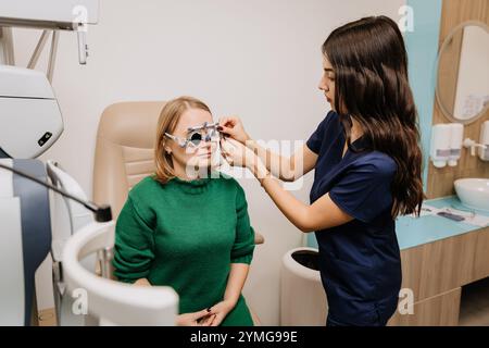 Optométriste ajustant les cadres d'essai sur l'examen de la vue pour des soins de la vue personnalisés et des tests de prescription Banque D'Images