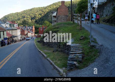 Vieilles maisons sur une pente de colline à la bifurcation de High Street et Church Street, Harpers Ferry, WV, USA Banque D'Images