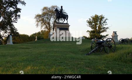 Batterie d'artillerie et monuments sur le champ de bataille historique de la guerre de Sécession, dans le parc militaire national de Gettysburg, PA, États-Unis Banque D'Images