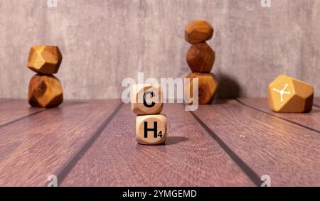 CH4 texte aigu contre les prairies. Concept pour vache pâturant sur les pâturages et émet du méthane, émissions de méthane,, pollution, écologie, changement climatique, vegan,. Banque D'Images