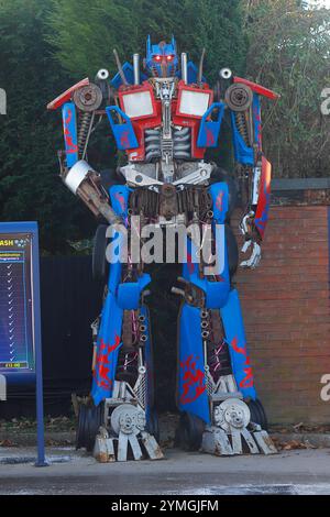 Optimus Prime réplique d'accessoire de film exposé à une station de service spatiale intérieure sur Hull Road à York, North Yorkshire, Royaume-Uni Banque D'Images