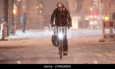 20 cm Neuschnee in 5 Stunden - Schneetief Renate lässt es im Allgäu ordentlich schneien. Der Deutsche Wetterdienst warnt seit dem gesamten Tag vor Unwettern in Süddeutschland. Viele Autofahrer nahmen die Warnungen ernst. VOR allem LKW Fahrer fuhren rechtzeitig die Parkplätze an. Auf der A 7 zwischen Kempten und Füssen lag der Schnee auf der Autobahn bis zu 10 cm hoch. Nur vereinzelt blieben Fahrzeuge liegen. Der Winterdienst War im Dauereinsatz. Ein Wintermärchen und pure Lust auf Weiße Weinachten GAB es in Markt Nesselwang. Auf 867 Metern über null lagen um Mitternacht 20 cm Neuschnee. Der We Banque D'Images