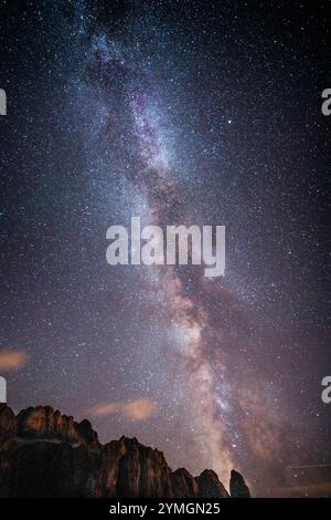 Un magnifique ciel nocturne rempli d'innombrables étoiles, illuminant une montagne majestueuse qui se dresse au premier plan de cette belle scène Banque D'Images