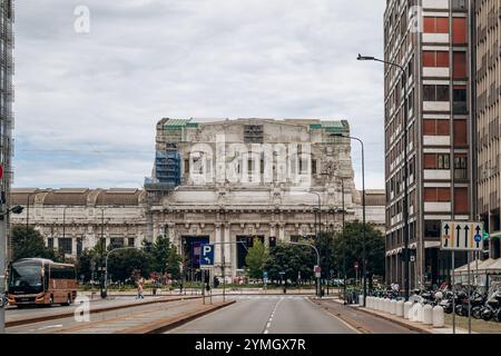 Milan, Italie - 20 août 2024 : vue de la façade de la gare centrale de Milan Banque D'Images