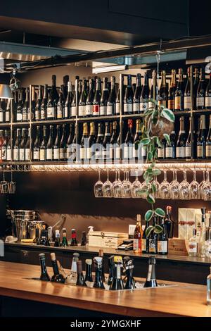 Milan, Italie - 20 août 2024 : Bar au Mercato centrale, à l'intérieur de la gare Milano centrale Banque D'Images