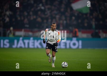 BUDAPEST, HONGRIE - 19 NOVEMBRE : Leroy Sane, de l'Allemagne, contrôle le ballon sur toute la longueur du corps en tenue à domicile lors de l'UEFA Nations League 2024/25 League A Gro Banque D'Images