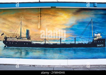 Mural laker Boat sur Harbour Master Building sur West Street à Port Colborne, Ontario, Canada Banque D'Images