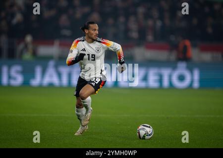 BUDAPEST, HONGRIE - 19 NOVEMBRE : Leroy Sane, de l'Allemagne, contrôle le ballon sur toute la longueur du corps en tenue à domicile lors de l'UEFA Nations League 2024/25 League A Gro Banque D'Images