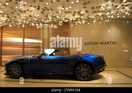 Un showroom de voitures Aston Martin est vu à Manhattan, New York. Banque D'Images